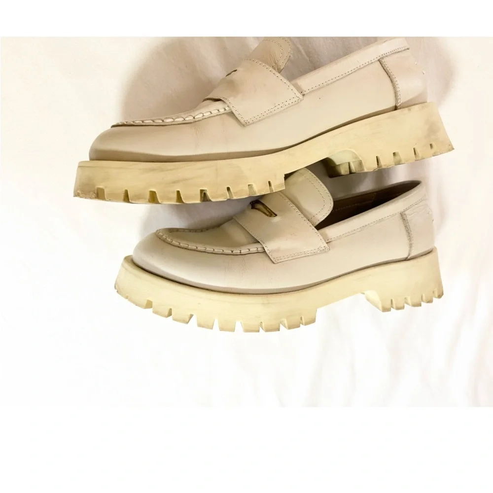 Steve Madden Lawrence chunky Off-White Loafers with gold Detail size 9